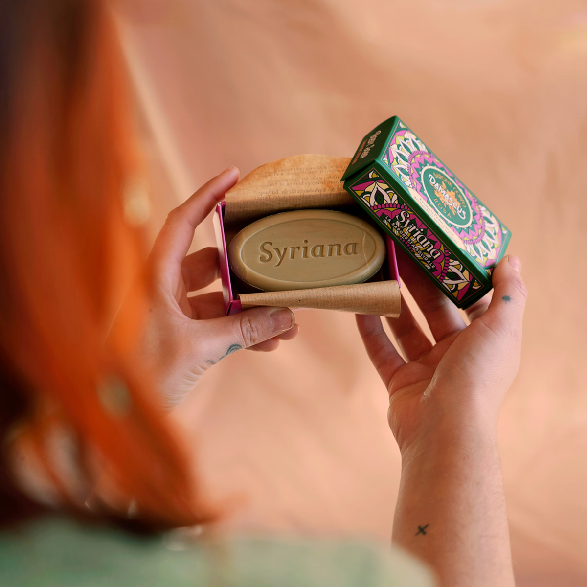 Savon d'Alep parfumé à la rose de Damas, musc noir, oud et ambre