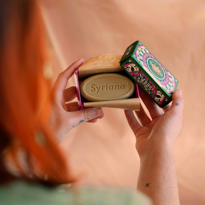 Savon d'Alep parfumé à la rose de Damas, musc noir, oud et ambre