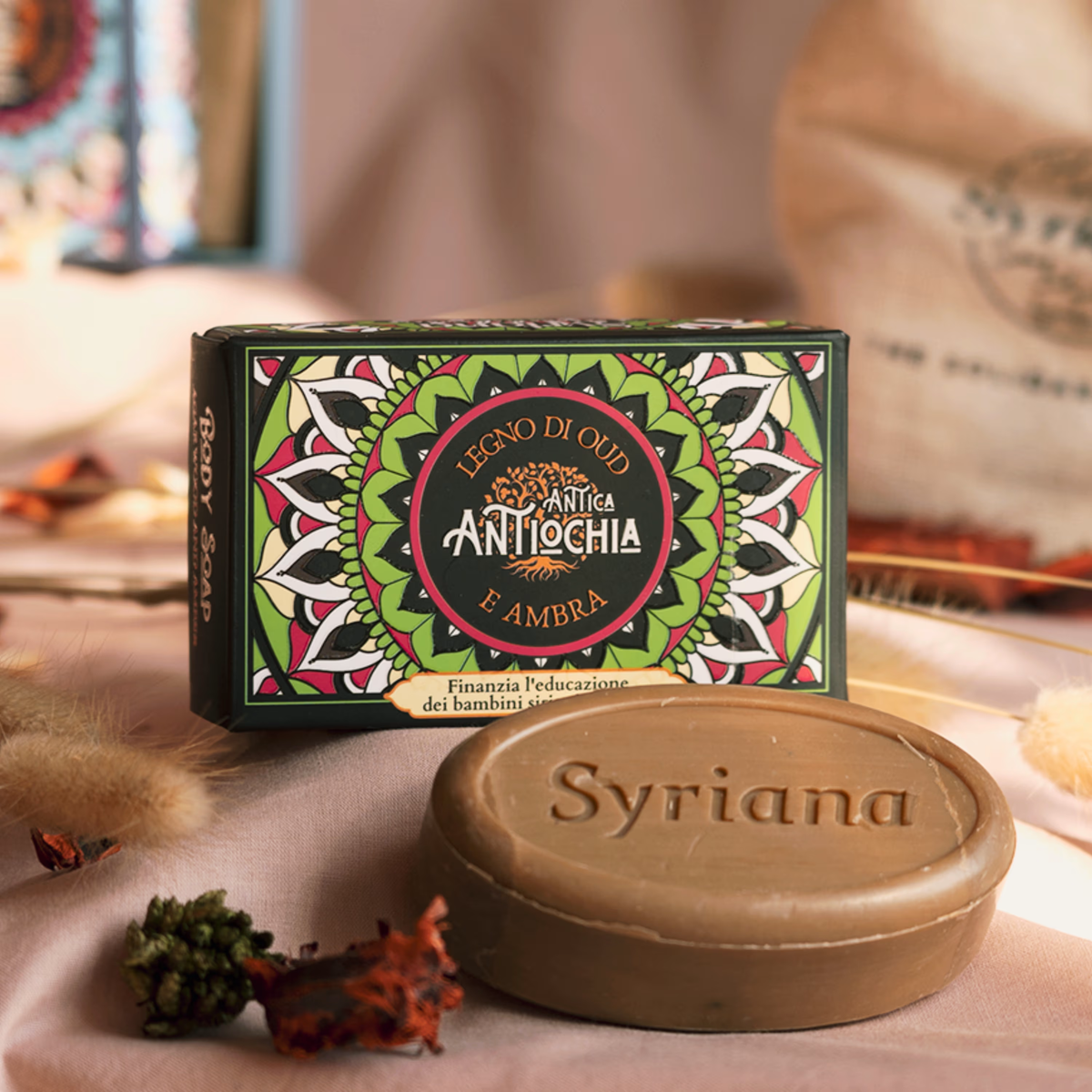 Savon d'Alep parfumé à la rose de Damas, musc noir, oud et ambre